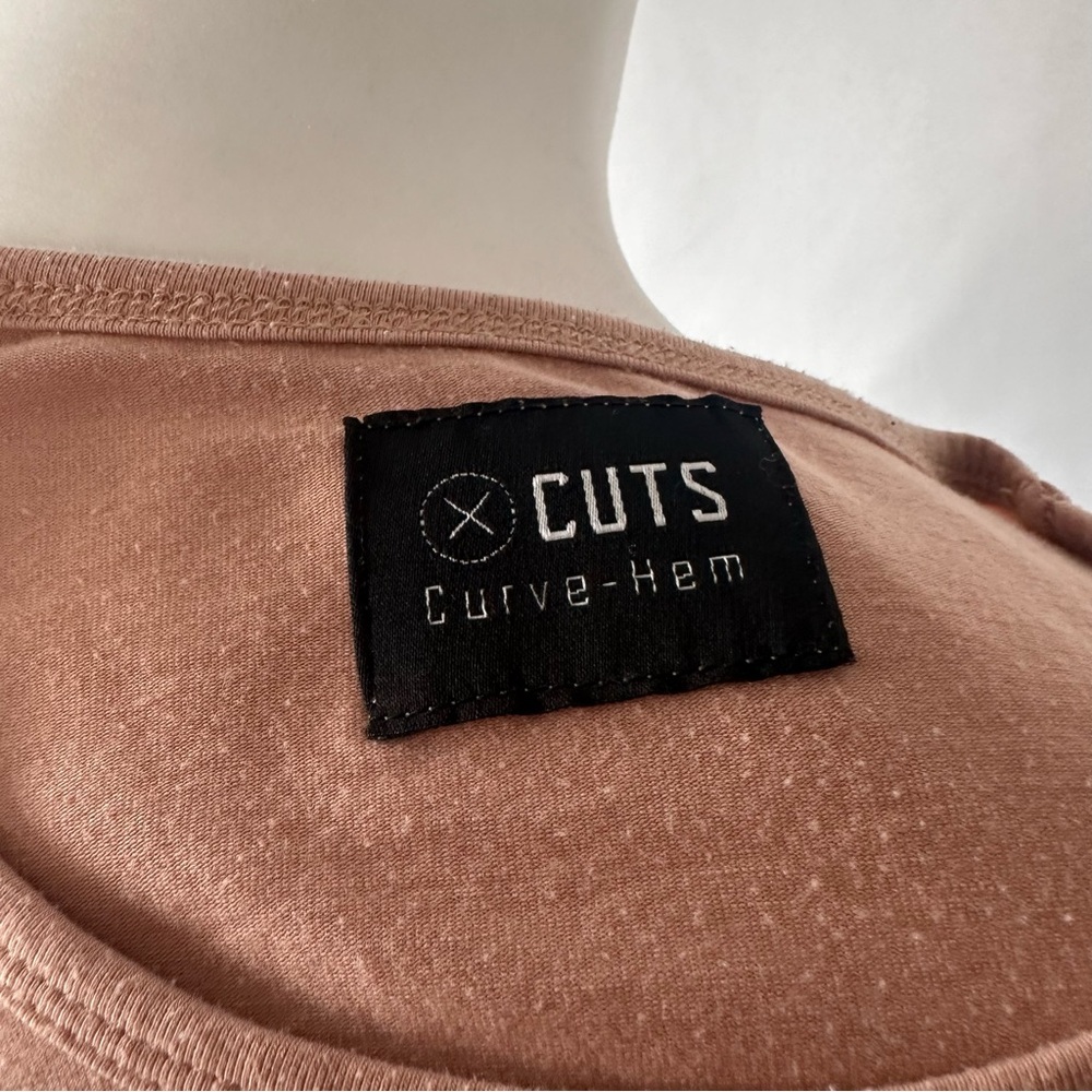 Cuts Clothing Curve Hem Long Sleeve - Picture 3 of 3